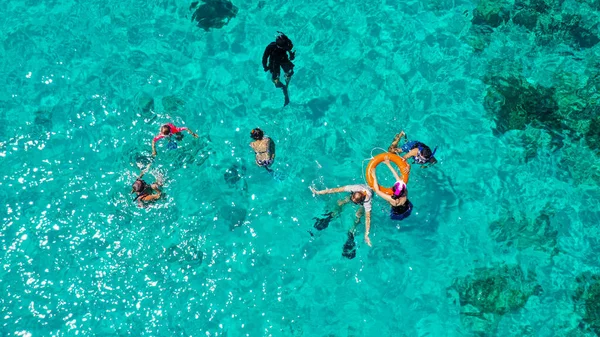 Drone aéreo Tiro de barco com snorkelers no recife de coral na ilha de Menjangan, Bali, Indonésia — Fotografia de Stock