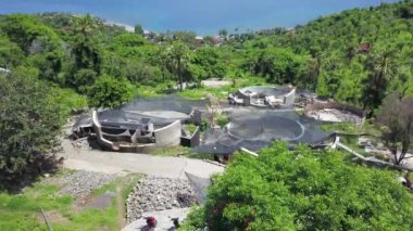 Bali Adası 'nda deniz kenarında inşaat halindeki villaları olan bir kompleks.