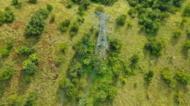İletişim kulesi, güç kulesi ya da elektrik direği. Kabloyu desteklemek veya taşımak için çelik yapı çerçeve, yüksek voltajlı güç hattı veya üstten güç hattı