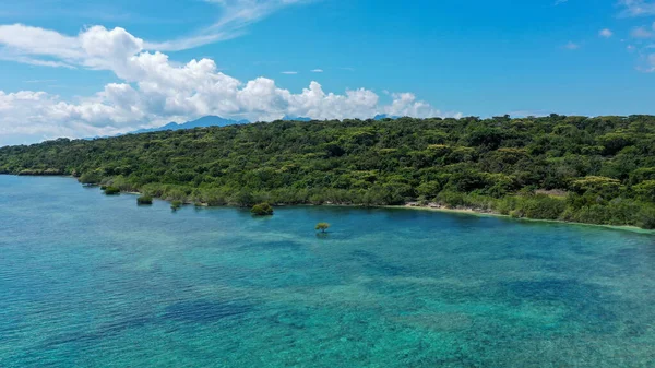 드론 으로 열 대 의 멘 장가 섬 과인 도 양의 산호초를 볼 수있다. 낙원 휴가라는 개념 — 스톡 사진