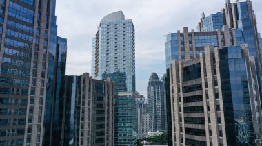 Jakarta şehrindeki modern cam yapıyı kapatın.