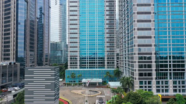 Närbild av fasaden på en av skyskraporna och affärsbyggnaderna i Gambir-området i centrala Jakarta, Indonesien — Stockfoto