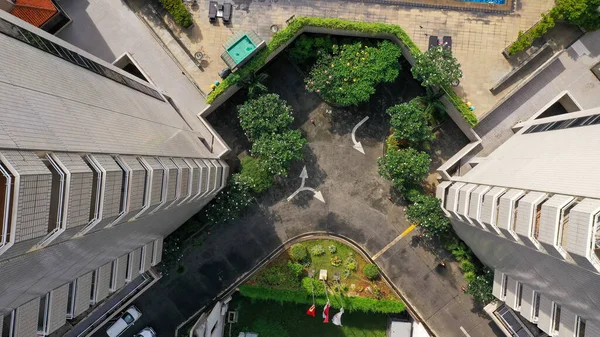 Flyguppifrån och ner nära ett högt bostadstorn i Jakarta, Indonesien — Stockfoto