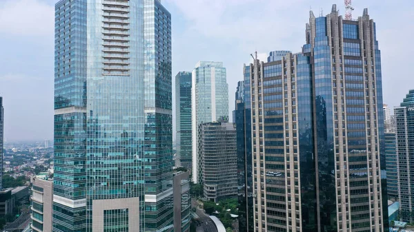Vista aérea de edifícios de escritórios no distrito comercial central de Jacarta, na capital da Indonésia — Fotografia de Stock