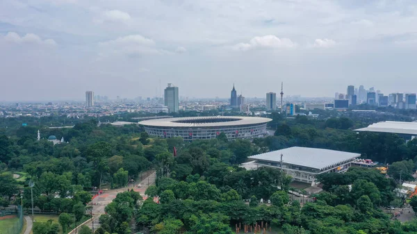 Légi kilátás a gyönyörű táj Senayan Stadion. Jakarta városkép háttér — Stock Fotó