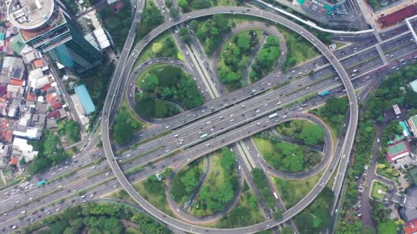 Luftaufnahme des Semanggi Interchange - Simpang Susun Semanggi in indonesischer Sprache in Jakarta, Indonesien. Es ist als vierblättriges Kleeblatt geformt — Stockvideo