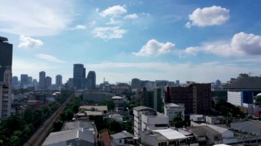 Güneşli bir gün jakarta şehir merkezi hava manzarası 4k Endonezya. Mavi gökyüzü ile Jakarta şehir manzarası