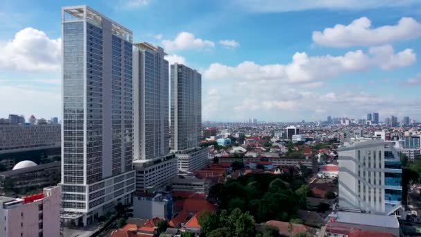 无人机向前飞行。印尼，亚洲，雅加达市中心，白云高楼和蓝天高楼的空中景观 — 图库视频影像