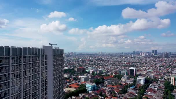 Lenyűgöző légi táj irodaházak Jakarta belvárosában. A repülő drónról vették fel. 4k felbontású lövés. — Stock videók