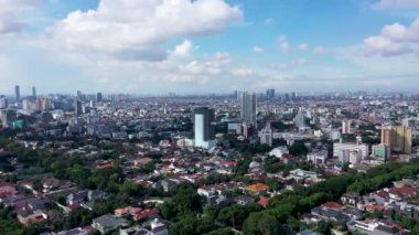 İnsansız hava aracı, Endonezya 'nın başkenti Cakarta' ya doğru alçak binaların üzerinden uçarken çekildi.