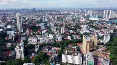 Jakarta şehri üzerinde yaz günü uçuşu hava manzarası 4k Endonezya