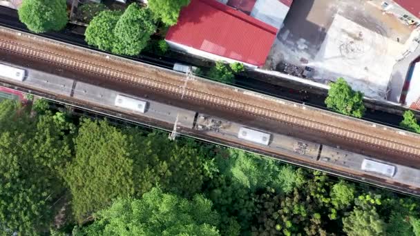 Вид сверху на новый поезд LRT на возвышенности. Выстрел в разрешении 4k с беспилотника — стоковое видео