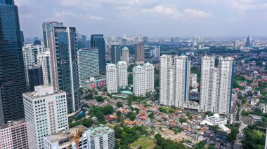 Jakarta 'daki daireler evlerle çevrili ve hava bulutlu..