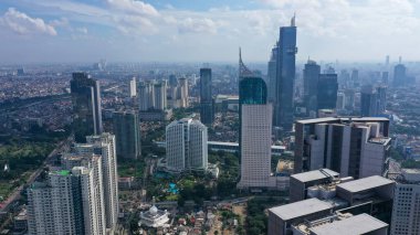 Güneydoğu Asya 'nın başkenti Endonezya' daki modern gökdelenlerle Sudirman Bulvarı boyunca uzanan Jakarta iş ve finans bölgesinin havadan görüşü.