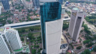 Güneydoğu Asya 'nın başkenti Endonezya' daki modern gökdelenlerle Sudirman Bulvarı boyunca uzanan Jakarta iş ve finans bölgesinin havadan görüşü.
