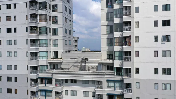 Uzavření Rezidenčního Sídla Dvě Moderní Obytné Budovy Modrá Obloha Mezi — Stock fotografie