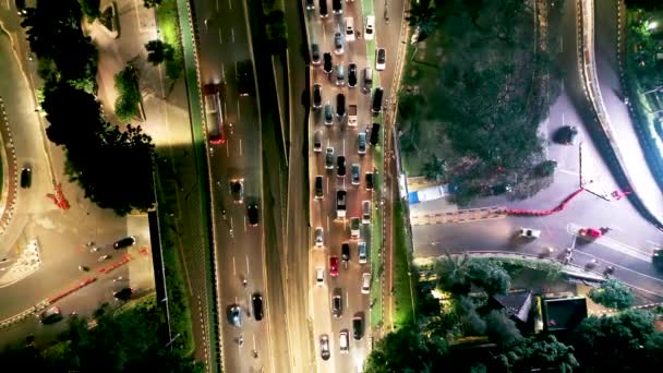 インドネシアのジャカルタ市内の夜間ラッシュ時に有料道路のゲートウェイでの重いトラフィックのトップダウンビュー 4Kの解像度で撮影 — ストック動画