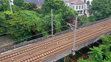 Commuterline KRL elektrikli tren Jakarta 'nın hava aracı görüntüsü.