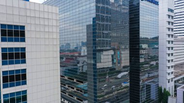 Gökdelen camını kapat, soyut bina arkaplanı. Çağdaş cam gökdelen görüntüsü.