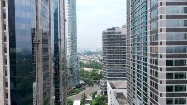 Close Edifício Vidro Moderno Cidade Jacarta Voo Drone Entre Arranha — Vídeo de Stock