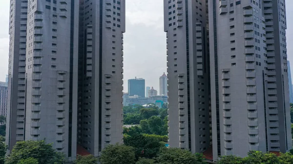 Två Lägenhet Byggnad Stående Ansikte Mot Ansikte Med Ett Vitt — Stockfoto