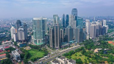 Endonezya 'nın başkenti Jakarta' nın Güney Merkez İş Bölgesi 'ndeki ofis binalarının hava görüntüsü.