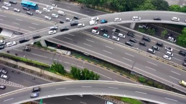 Trafikle kavşağın kesiştiği yolun yukarıdan görünüşü. Kamera döndürmesiyle çekilen.