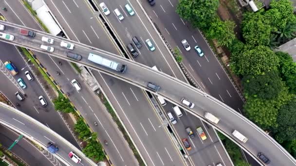 Hareket Eden Arabalarla Otoyolun Çok Katlı Kavşak Yolunun Havadan Görüntüsü — Stok video