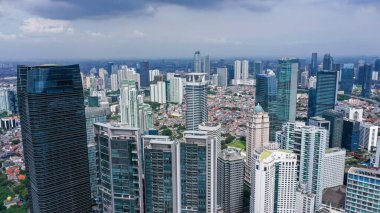 Şehrin ana caddelerinden biri olan Jalan Sudirman boyunca uzanan Jakarta 'nın iş bölgesi pek çok banka ve ofis kulesi ile aynı hizada bulunuyor. Jakarta Endonezya 'nın başkentidir..