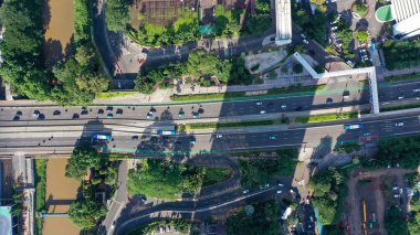 Güneydoğu Asya 'daki Endonezya' nın başkenti Sudirman Bulvarı 'ndaki Jakarta iş bölgesinin göbeğindeki yol trafiğinin en alt görüntüsü..