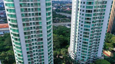 Modern apartmanın bir sürü penceresi var. Şehirdeki yüksek binalardaki konut binalarının yakın çekimleri.