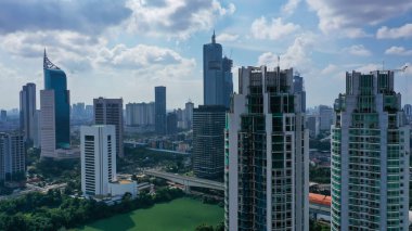 Beyaz Bulutlu ve Mavi Gökyüzü, Endonezya, Asya 'lı Gökdelenli Gökdelenler ile Cakarta şehir merkezinin gökyüzü manzarası.