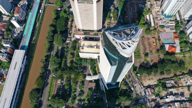 Jakarta, Endonezya 'nın finans bölgesindeki gökdelenlerin en aşağı manzarası. Jakarta, Güneydoğu Asya 'nın en büyük şehridir..