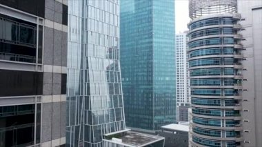 İki modern gökdelen arasında geriye doğru uçuyor..