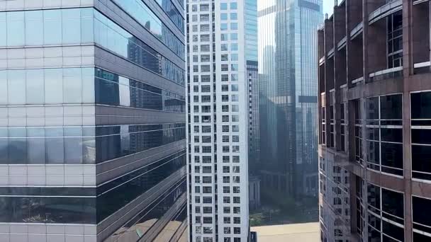 Dron Latający Pomiędzy Dwoma Wysokimi Nowoczesnymi Wieżowcami Nowoczesne Budynki Architektoniczne — Wideo stockowe
