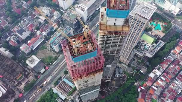 Közelítse Meg Légi Felvétel Daru Csökkenő Objektum Tetején Felhőkarcoló Építés — Stock videók