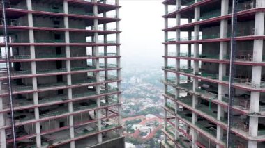 Jakarta City 'de inşa halindeki modern cam gökdelenin hava görüntüsü..