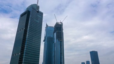 Jakarta şehrindeki ikiz kule hala yapım aşamasında..
