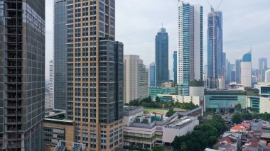 Diğer gökdelen binalarının manzarası ve inşaat halindeki gökdelenlerin fotoğrafı. Jakarta, Endonezya 'da yakalandı..