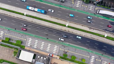 Jakarta yoğun trafik tepe saatte motosiklet ve otomobil yolda ile hava fotoğraf.