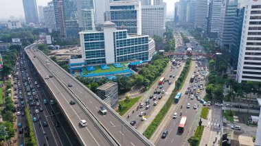 Otoyol, hareket halindeki arabalarla çok katlı kavşak yolu. Arabalar bir yol kavşağında hareket ediyor..