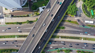 Güneydoğu Asya 'daki Endonezya' nın başkenti Sudirman Bulvarı 'ndaki Jakarta iş bölgesinin göbeğindeki yol trafiğinin en alt görüntüsü..