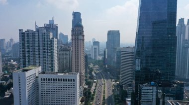 Jakarta Şehri Panoramik. Havadan manzara modern şehir.