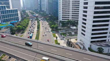 Jakarta 'nın ana caddesinde ve iş yerinde trafik sıkışık..
