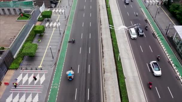 Наемная Лошадиная Повозка Катающая Клиентов Конный Экипаж Дороге Городе Джакарта — стоковое видео