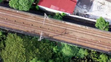 Yükseltilmiş raylardaki yeni LRT treninin yukarıdan aşağı manzarası. Bir İHA 'dan 4K çözünürlükte çekilmiş..