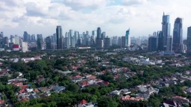 Jakarta şehri üzerinde yaz günü uçuşu hava manzarası 4k Endonezya.