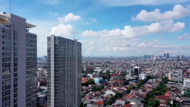 无人机向前飞行 雅加达市中心 白云高楼和蓝天高楼的空中景观 — 图库视频影像