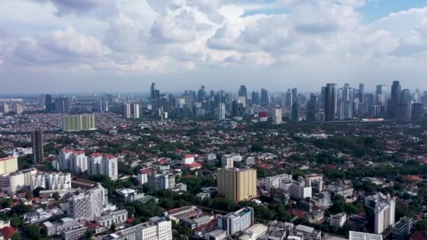 无人驾驶飞机从低矮的建筑物上空向印度尼西亚城市雅加达的现代天际线飞去 — 图库视频影像