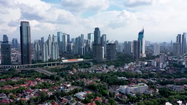 インドネシアのジャカルタの高層ビルの上空を飛行する無人機 空中前方 — ストック動画